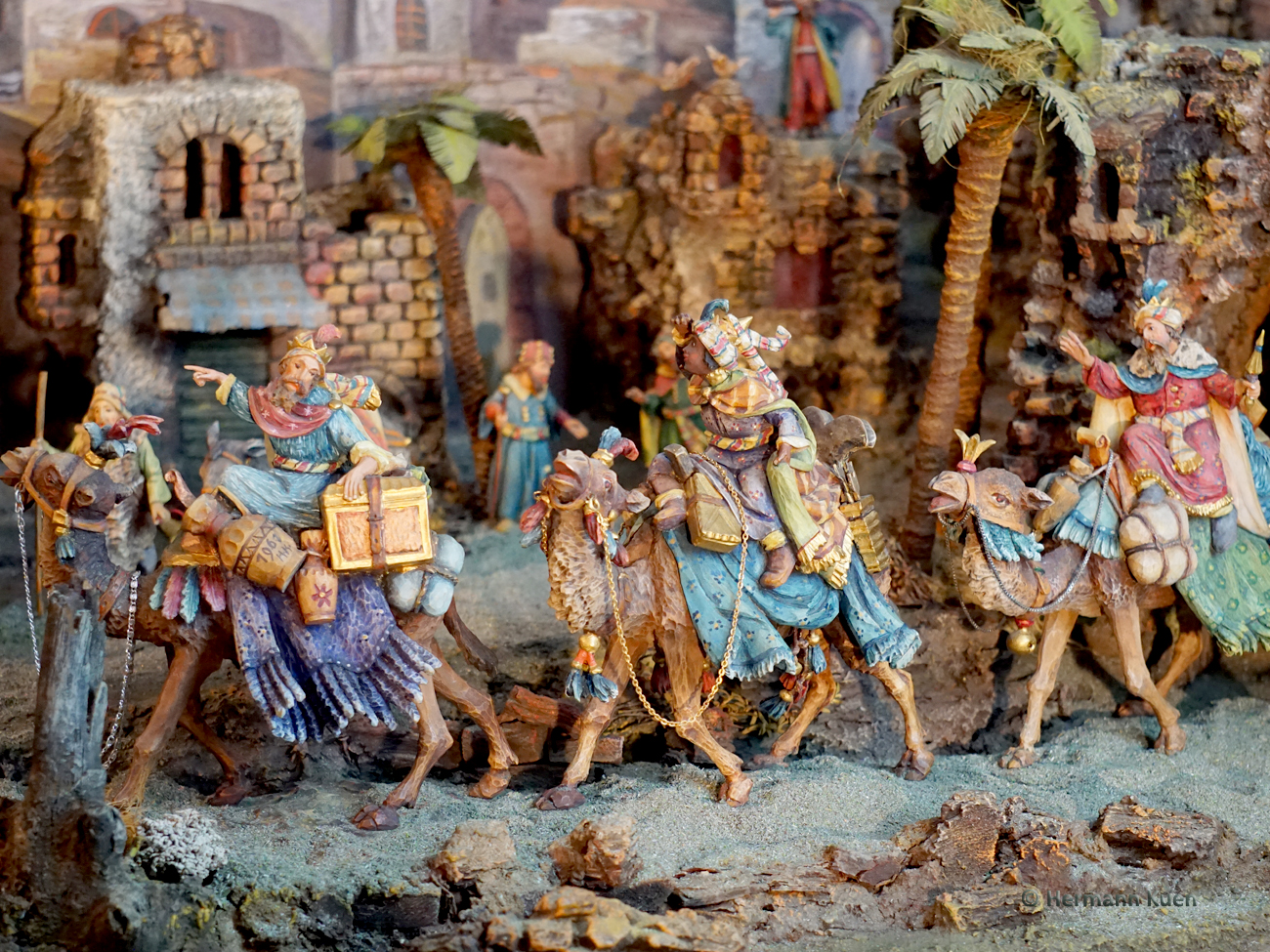 Gruppen Drei Koenige vor Stadt